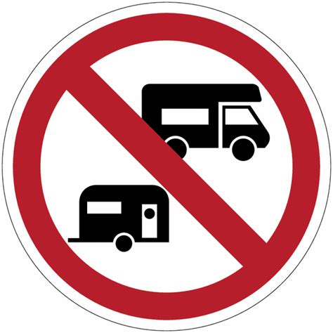 Segnale di divieto di sosta per camper in un'area montana