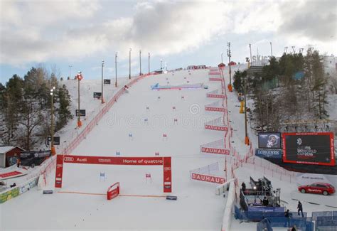 Pista di Slalom Gigante con porte rosse e blu