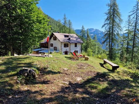 panoramica del percorso sci alpinistico con vista sul Rifugio Giaf