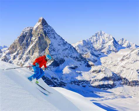 Sciatore che affronta una ripida discesa a Jackson Hole