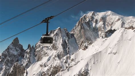 Vista panoramica delle nuove stazioni della funivia del Monte Bianco.