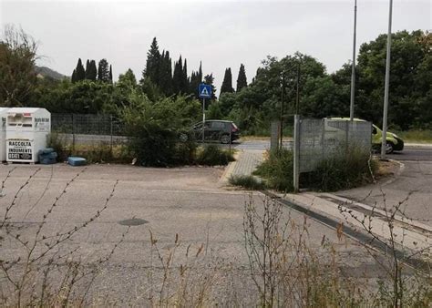 Parcheggio antistante il centro di noleggio sci