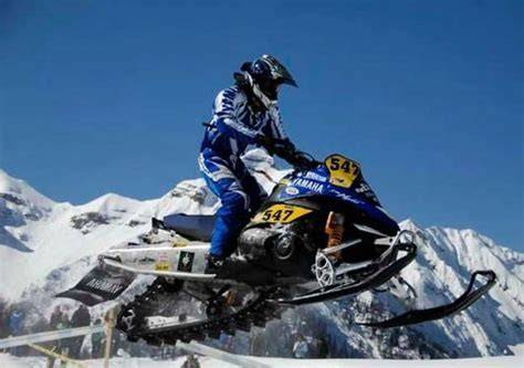 Pista di gara per motoslitte in montagna