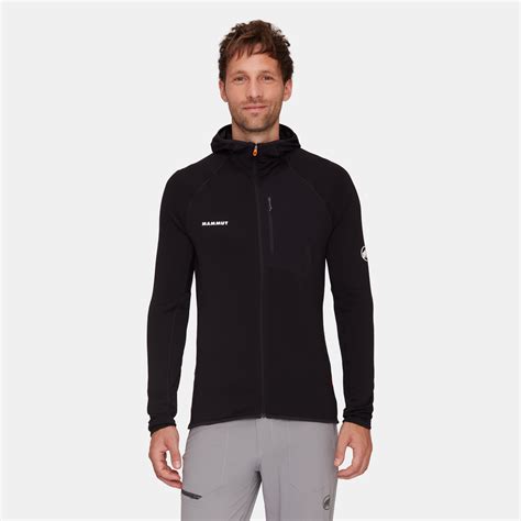 Mammut Aenergy Light ML Hooded Jacket Men in azione durante un'escursione invernale