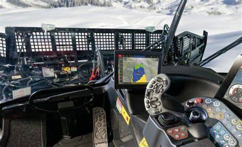 Primo piano del joystick personalizzabile del PistenBully 400 ParkPro, che evidenzia i pulsanti assegnabili