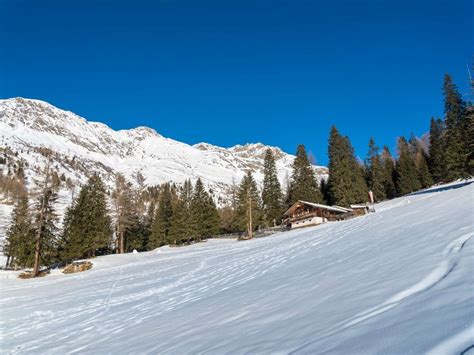 Panoramica invernale della Val Casies con montagne innevate e cielo azzurro