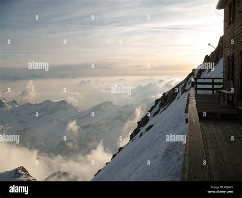 Vista esterna del Rifugio Margherita sulla cima del Monte Rosa