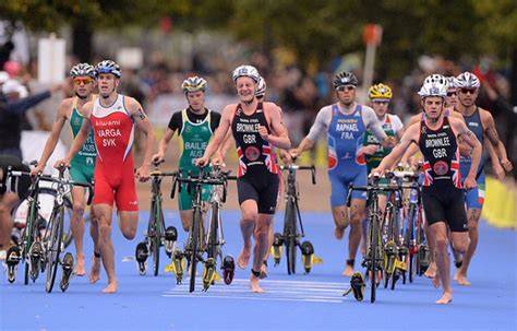 Schema che illustra la struttura di un allenamento combinato per il triathlon, con focus sulle transizioni.