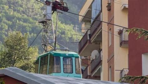 Immagini delle operazioni di soccorso sulla funivia del Faito