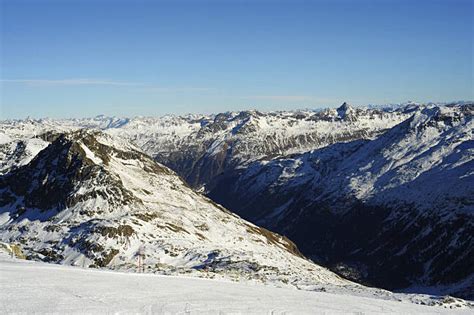 Panorama alpino con montagne innevate dalla stazione sciistica di Vars