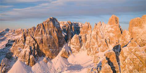 Panorama alpino con le Dolomiti di Brenta e il Parco Nazionale dello Stelvio