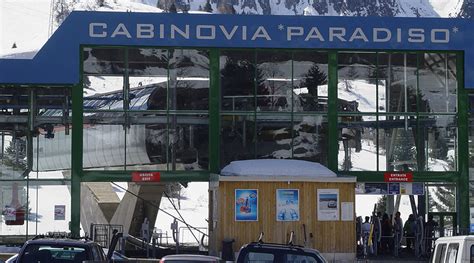 Vista della stazione a valle della cabinovia Paradiso al Passo Tonale