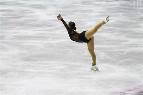 Pattinatori sul ghiaccio durante una competizione di pattinaggio artistico