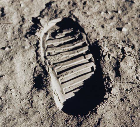 Illustrazione stilizzata del primo Moon Boot del 1969