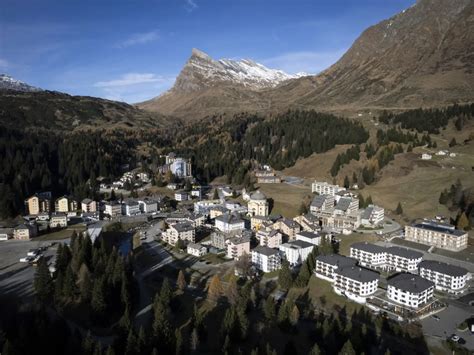 Panorama montano della Doganaccia con edifici in stile alpino