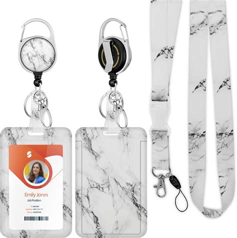 Varietà di porta skipass e badge con diverse meccanismi di aggancio e materiali