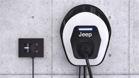 Jeep Renegade 4xe collegata a una Easy Wallbox ai quasi 1.800 metri della Piana di Vigezzo