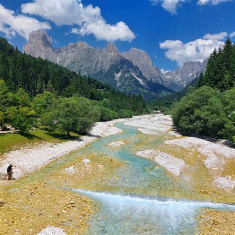 Laghetto Welsperg con riflessi delle montagne circostanti