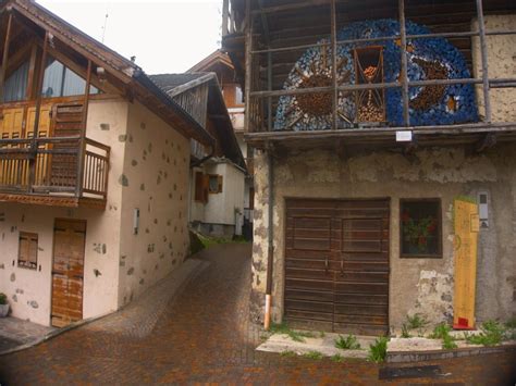 cataste di legno artistiche nel borgo di Mezzano