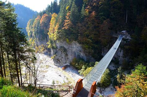 ponte tibetano sospeso nella Val di Riva