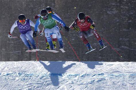 Video di una gara di skicross con atleti che affrontano gobbe e salti.