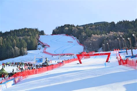 Panoramica della pista di discesa libera di Garmisch-Partenkirchen con il tracciato innevato e le montagne circostanti