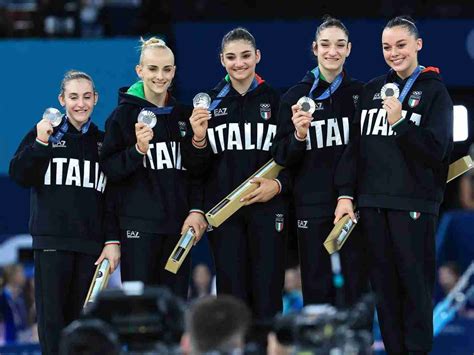 Illustrazione di Yuriy Melnichenko sul podio olimpico