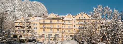 Vista panoramica del Grand Hotel Sonnenbichl immerso nel paesaggio montano