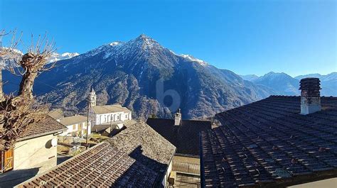 Interno di una camera spaziosa con vista sulle montagne