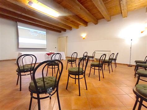 Immagine di un evento aziendale in corso in una delle sale riunioni dell'hotel