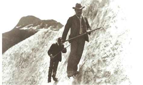 Alpinisti Laurent Croux e Oscar Eckenstein nel 1912 (si noti il piede fortemente angolato della parte posteriore dei due uomini)