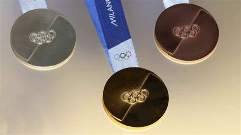 Evgeni Plushenko in posa con le sue medaglie d'oro olimpiche