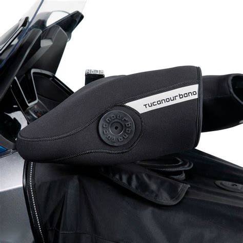 Dettaglio del pollice sagomato di una moffola in neoprene Tucano Urbano per facilitare l'uso dei comandi.