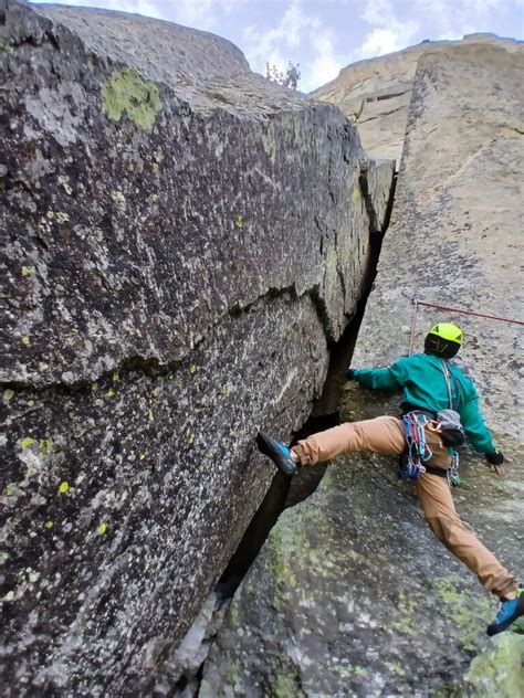 Parete granitica nel Vallone di Sea, con vie di arrampicata trad e miste