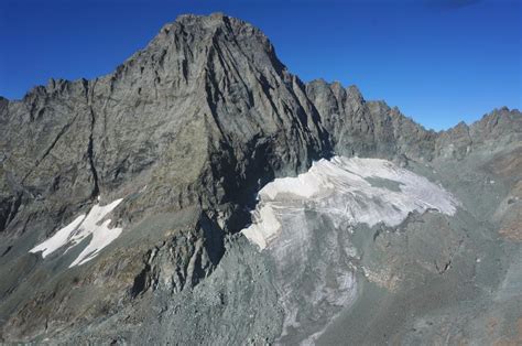 Ghiacciaio alpino nelle Valli di Lanzo, ideale per l'alpinismo classico