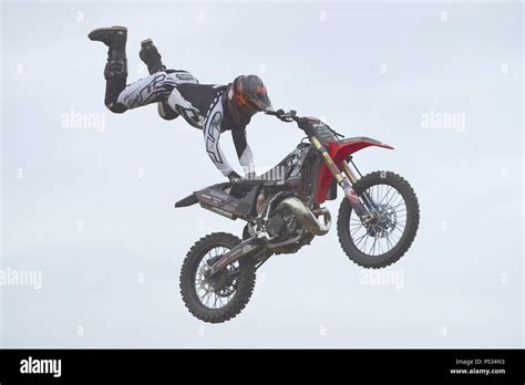 Pilota di Freestyle Motocross in azione durante un salto acrobatico