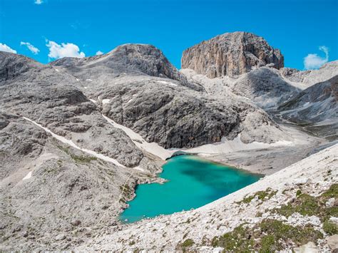 panoramica del Rifugio Antermoia con lago glaciale circostante