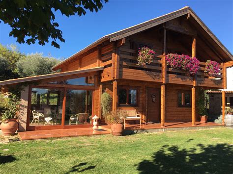 Borgo di Germanionico con case tradizionali in legno
