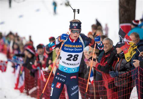 Atleta di biathlon in azione su sci di fondo