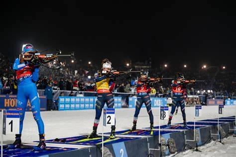 Vista dall'alto di un poligono di tiro per il biathlon con bersagli