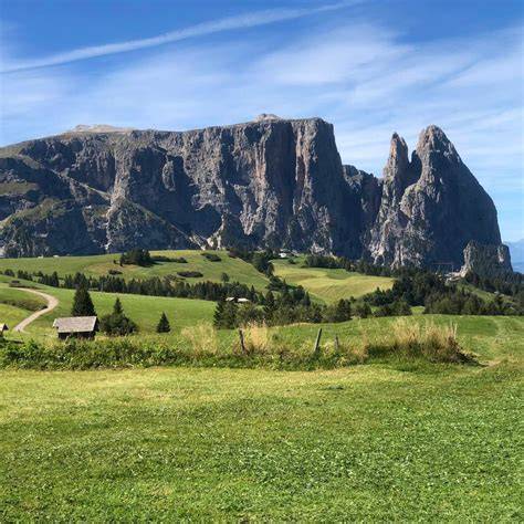 Vista panoramica dell'Alpe di Siusi con la stazione a monte della cabinovia