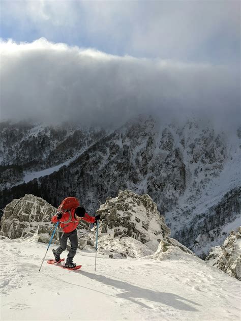 Sci alpinista su un pendio innevato in Valle Isarco