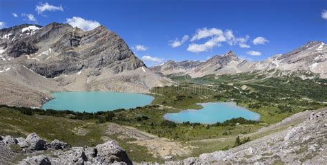 panorama alpino con laghi di montagna e vette innevate