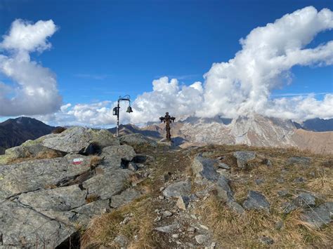 sci alpinista in cima a una montagna con vista panoramica