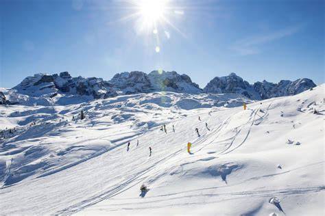 Panorama mozzafiato delle Dolomiti innevate con piste da sci