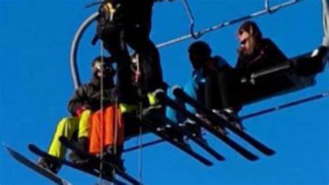 Foto di sciatori che collaborano per creare un cuscino di salvataggio sotto una seggiovia