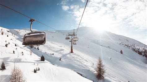 Panoramica della stazione sciistica di Klínovec con piste innevate e impianti di risalita
