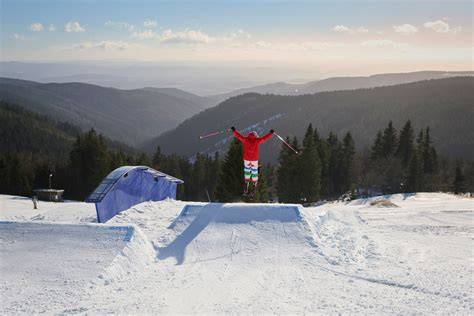 Snowpark di Klínovec con rampa a U e vari ostacoli