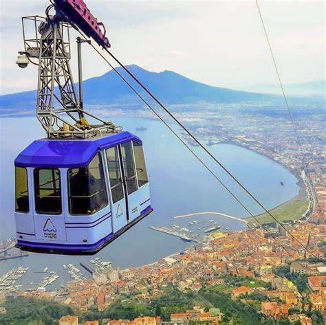 Nuovo logo della Funivia del Faito con elementi grafici che richiamano mare e montagna.