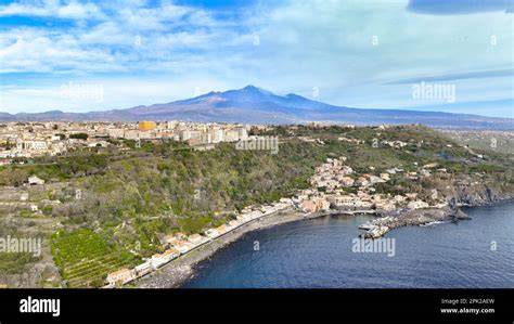 Vista panoramica del Mareneve Resort con l'Etna sullo sfondo